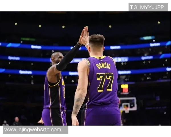 福克斯状态火热三场比赛数据亮眼场均26分8助攻命中率超高